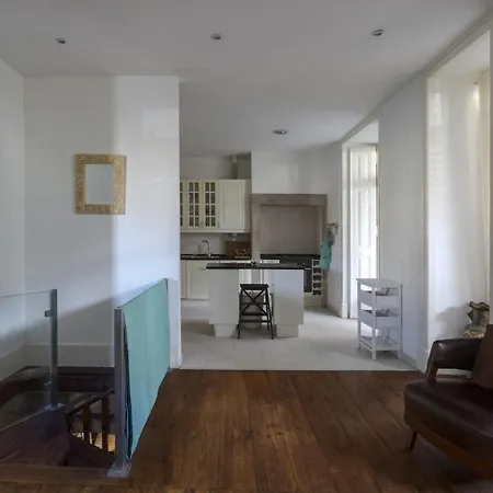 Spacious 3 Bedroom Flat In Charming