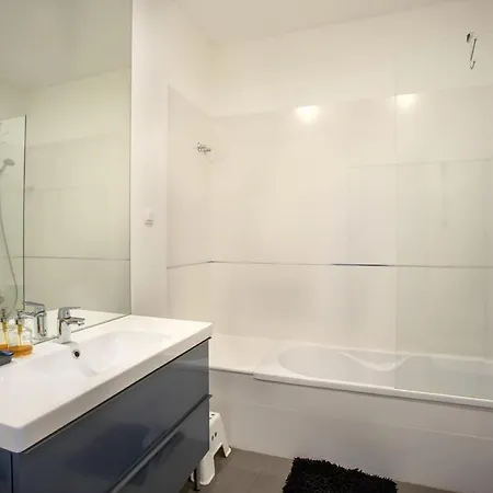 Spacious 3 Bedroom Flat In Charming *