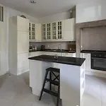 Spacious 3 Bedroom Flat In Charming Апартаменты *