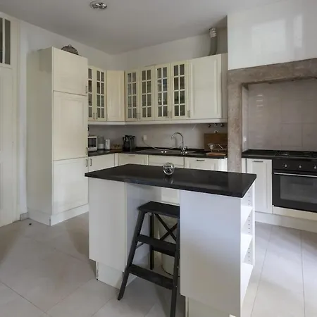Spacious 3 Bedroom Flat In Charming דירה *