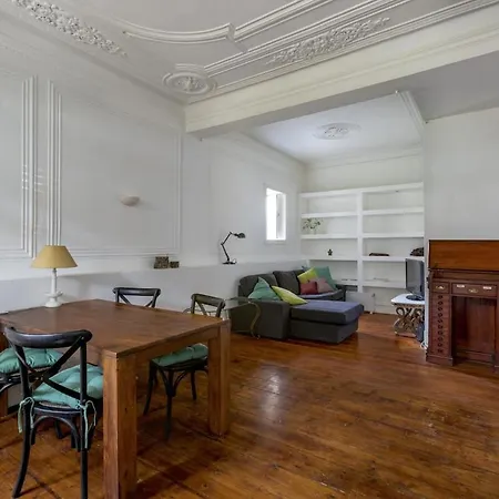 Spacious 3 Bedroom Flat In Charming Apartament *