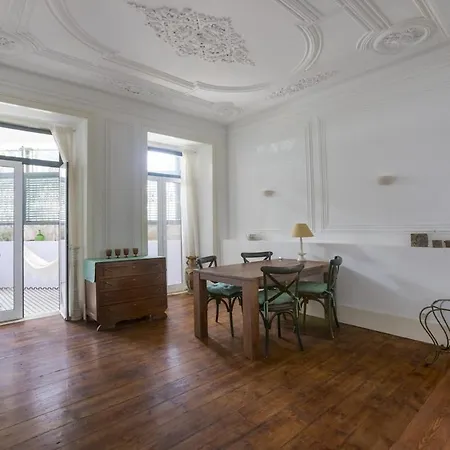 Spacious 3 Bedroom Flat In Charming * Lisbona