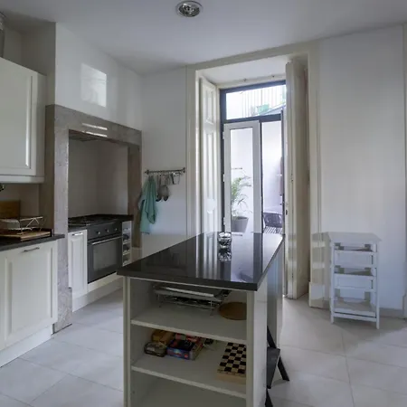 Spacious 3 Bedroom Flat In Charming